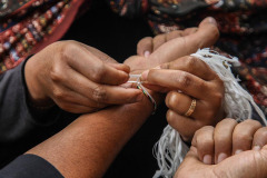 Warga diikatkan Lawe saat prosesi Unan-Unan di Sanggar Prigen, Desa Wonotoro, Probolinggo, Jawa Timur, pada 23 April 2024.