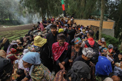 Warga makan bersama usai prosesi Unan-Unan di Sanggar Prigen, Desa Wonotoro, Probolinggo, Jawa Timur, pada 23 April 2024.