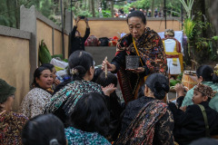 Warga mengikuti prosesi Unan-Unan di Sanggar Prigen, Desa Wonotoro, Probolinggo, Jawa Timur, pada 23 April 2024.