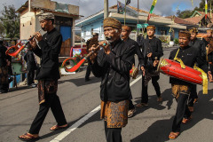 Warga memainkan musik Saronen saat mengarak ancak berisi sesaji kepala kerbau untuk dibawa ke Sanggar saat upacara Unan-Unan di Desa Ngadisari, Probolinggo, Jawa Timur, pada 23 April 2024.