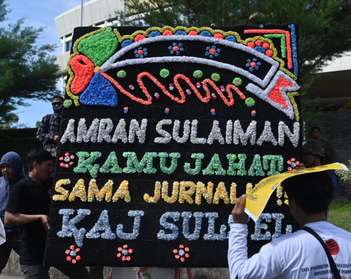 Kericuhan Warnai Aksi Solidaritas Bela TEMPO di Makassar 1 IBL 3032