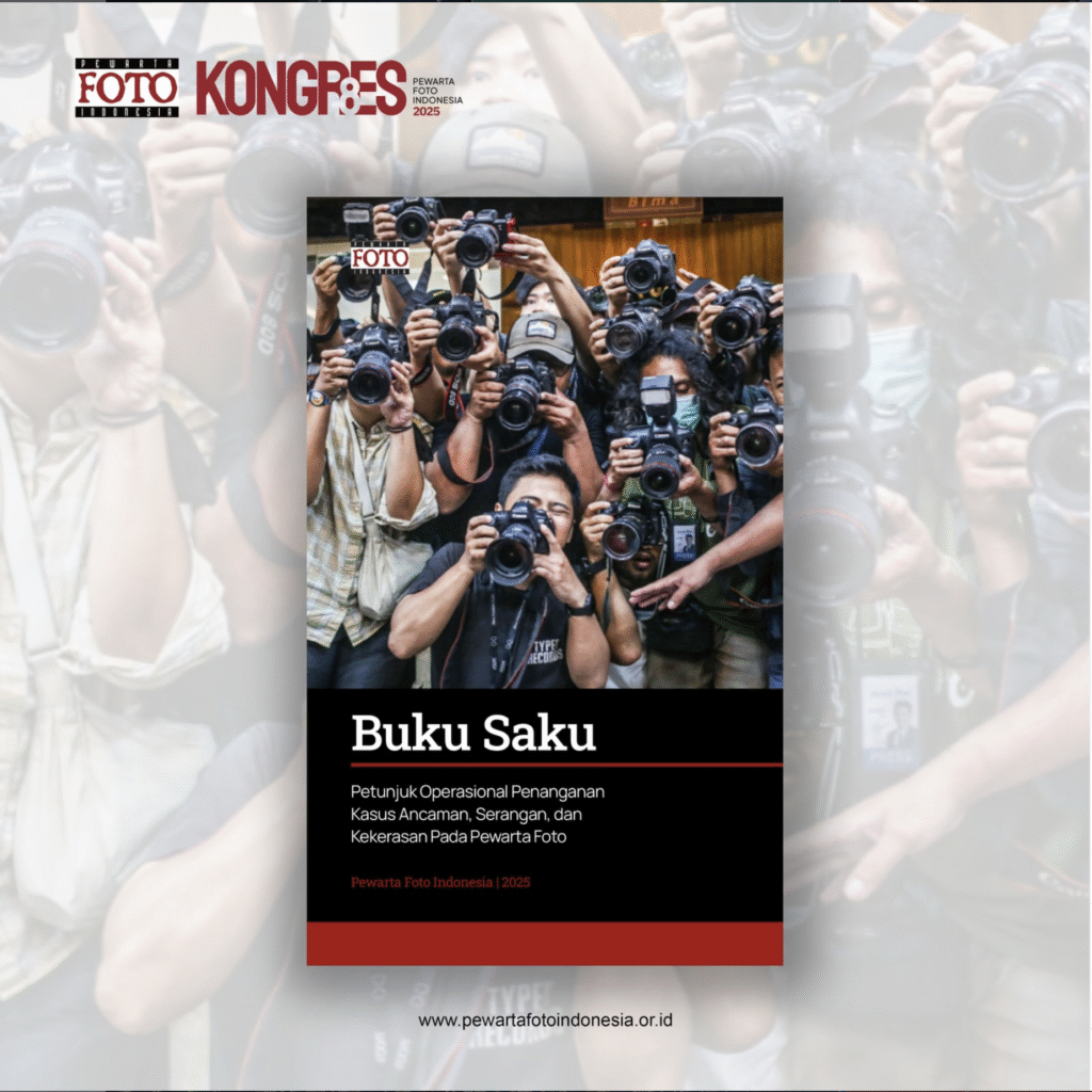 Cover Buku Saku PFI 2025 berjudul Petunjuk Operasional Penanganan Kasus Ancaman, Serangan, dan Kekerasan Pada Pewarta Foto dengan latar belakang ilustrasi kerumunan fotografer.