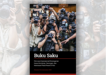 Cover Buku Saku PFI 2025 berjudul Petunjuk Operasional Penanganan Kasus Ancaman, Serangan, dan Kekerasan Pada Pewarta Foto dengan latar belakang ilustrasi kerumunan fotografer