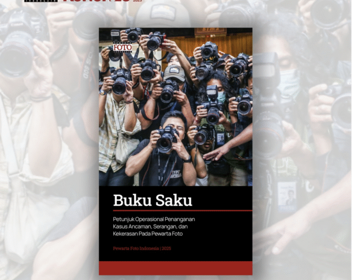 Cover Buku Saku PFI 2025 berjudul Petunjuk Operasional Penanganan Kasus Ancaman, Serangan, dan Kekerasan Pada Pewarta Foto dengan latar belakang ilustrasi kerumunan fotografer.