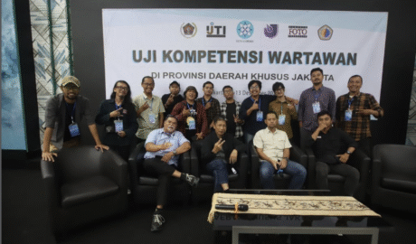 Foto bersama 11 peserta UKPFI jenjang Muda, penguji, dan panitia di depan spanduk Uji Kompetensi Wartawan di Gedung Dewan Pers, Jakarta, Desember 2025
