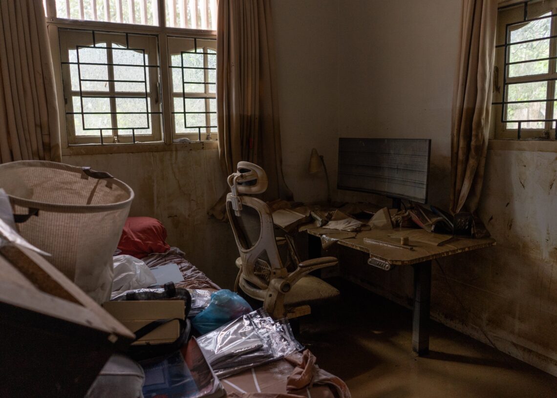 Kamar yang terendam lumpur di Desa Kubu, Peusangan Siblah Krueng, Bireuen, Aceh, Selasa (2/12/2025).