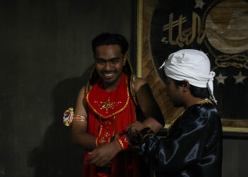 Busana dan Topeng karaketer Amir Hamzah hasil rekonstruksi seniman dan budayawan berkolaborasi dengan Lesbumi NU Kota Malang.