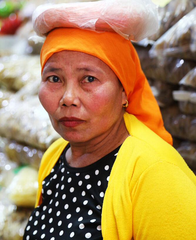 Potrait Sumrida (40) , ia bekerja sebagai buruh angkut, dalam sehari ia menerima uang 70 ribu tanpa bonus sebagai buruh angkut di Pasar Pabean, Kota Surabaya, Jawa Timur. Ia bekerja dari jam 9 pagi hingga jam 5 sore dengan membawa beban hingga 50 kilogram di atas kepalanya.