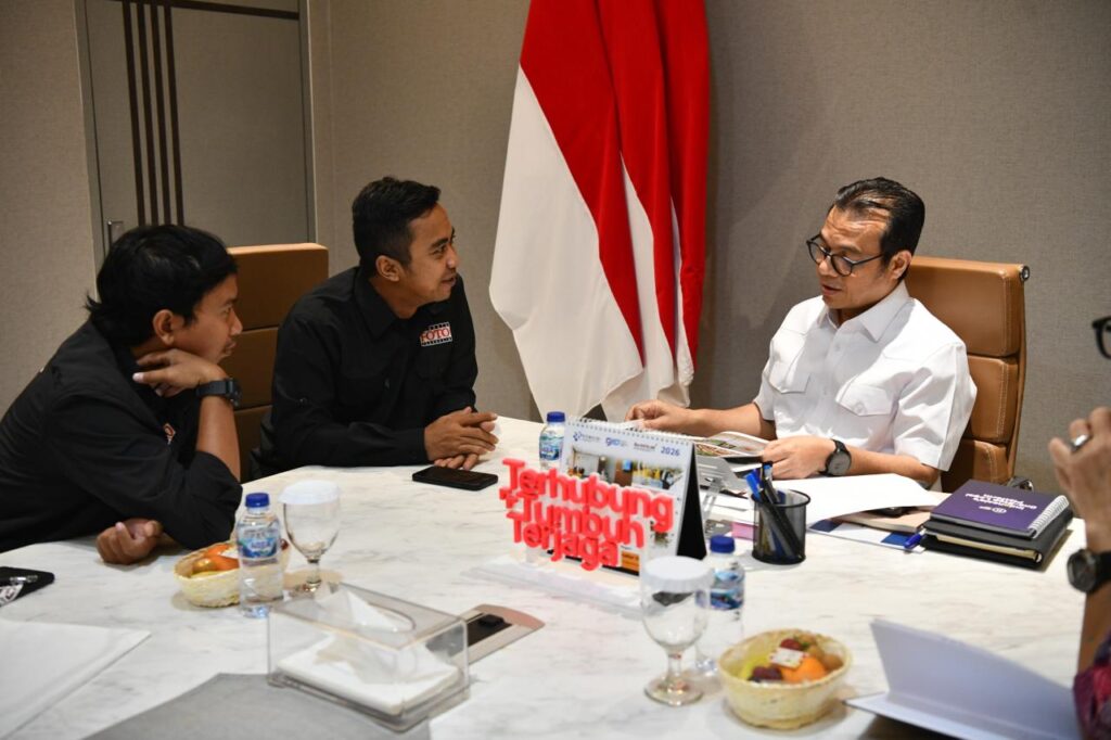 Wamen Komdigi Nezar Patria berdiskusi secara interaktif dengan perwakilan pengurus PFI Pusat dan PFI daerah di meja pertemuan formal.