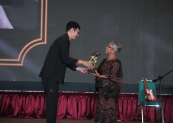 "Piagam penghargaan anumerta 'Lifetime Achievement Award' Anugerah Pewarta Foto Indonesia (APFI) Tahun 2026 berbingkai kayu, diberikan kepada 'Enny Nurhaeni' atas dedikasinya sebagai pewarta foto senior yang berintegritas semasa hidupnya. Piagam ini ditandatangani oleh Ketua Umum PFI Dwi Pambudo di Kabupaten Bogor pada 8 Mei 2026."
