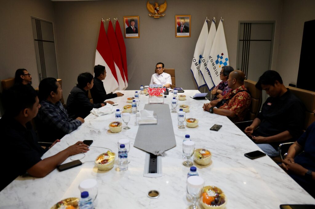 Foto sudut lebar memperlihatkan jalannya rapat pleno antara jajaran pengurus PFI lintas wilayah dengan Wamen Komdigi Nezar Patria di ruang konferensi kementerian.