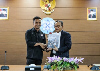 Penyerahan undangan resmi Anugerah Pewarta Foto Indonesia (APFI) oleh perwakilan PFI kepada Ketua Dewan Pers.