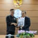 Penyerahan undangan resmi Anugerah Pewarta Foto Indonesia (APFI) oleh perwakilan PFI kepada Ketua Dewan Pers.