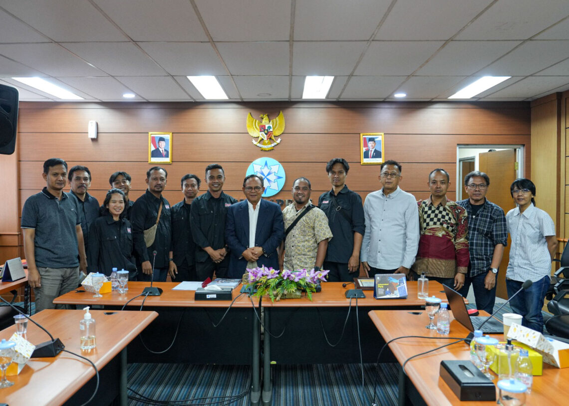 Foto bersama Pengurus Pusat Pewarta Foto Indonesia (PFI) periode 2025-2028 dengan Jajaran Anggota Dewan Pers usai sesi audiensi di Gedung Dewan Pers, Jakarta. Foto memperlihatkan kedua pihak berdiri sejajar di dalam ruang rapat sebagai simbol penguatan kolaborasi demi kemajuan ekosistem pers foto di Indonesia.