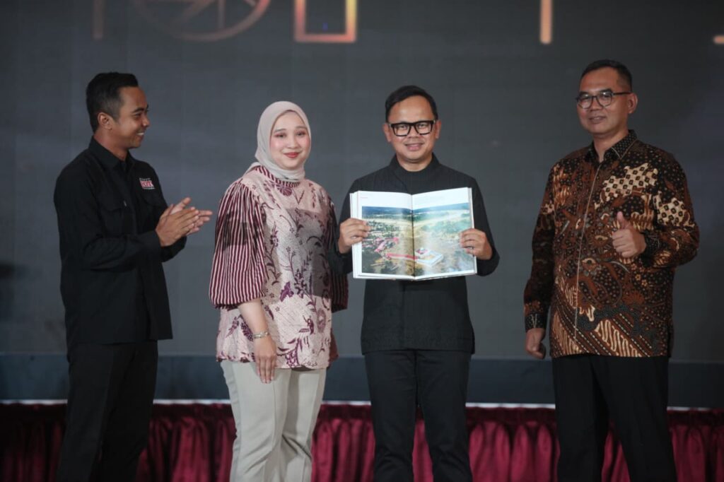 Peluncuran Buku Foto APFI 2026 oleh Pewarta Foto Indonesia dan Astagraphia dalam acara Anugerah Pewarta Foto Indonesia di Kabupaten Bogor.