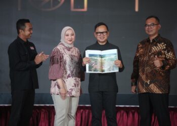 Peluncuran Buku Foto APFI 2026 oleh Pewarta Foto Indonesia dan Astagraphia dalam acara Anugerah Pewarta Foto Indonesia di Kabupaten Bogor.