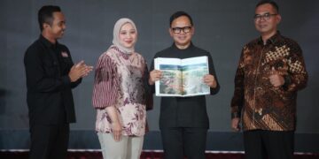 Peluncuran Buku Foto APFI 2026 oleh Pewarta Foto Indonesia dan Astagraphia dalam acara Anugerah Pewarta Foto Indonesia di Kabupaten Bogor.