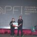Bendahara Umum PFI Pusat Agriana Ali (kiri) menyerahkan bantuan dana secara simbolis sebesar Rp20.000.000 kepada Koordinator Wilayah Barat PFI Hendra Syamhari untuk program air bersih di Aceh pada acara APFI 2026.