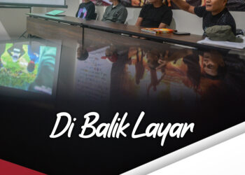 Poster digital bernuansa merah-putih bertuliskan "Di Balik Layar Anugerah Pewarta Foto Indonesia 2026" menampilkan suasana rapat panitia dengan latar belakang proyektor dan foto POTY.