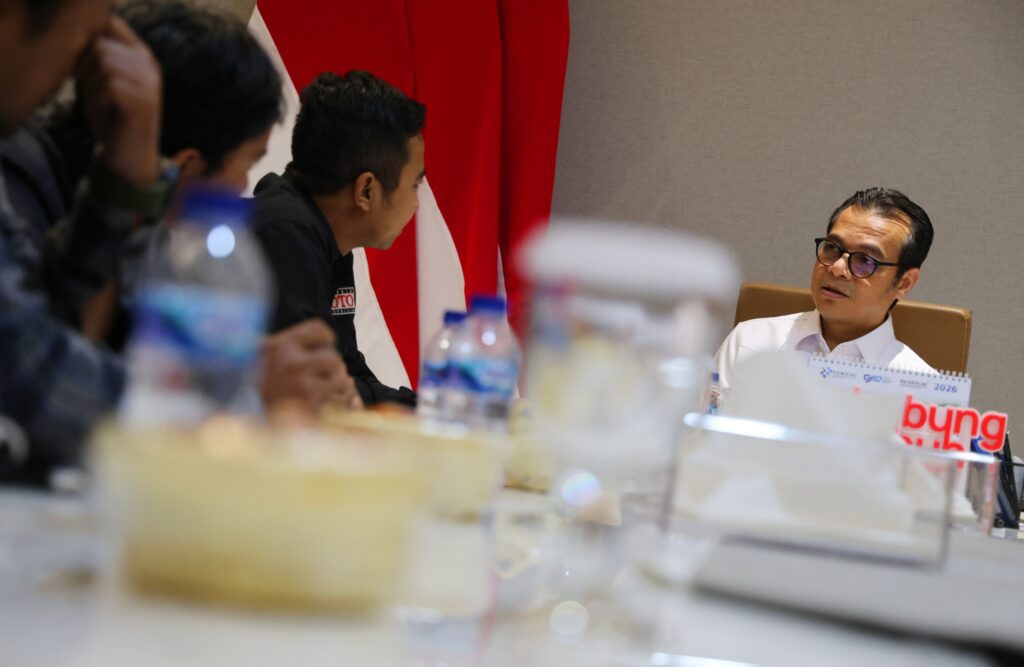 Bidikan dengan latar depan buram menampilkan wajah Wamen Komdigi Nezar Patria yang sedang menyimak pemaparan dari pengurus PFI dengan raut serius.