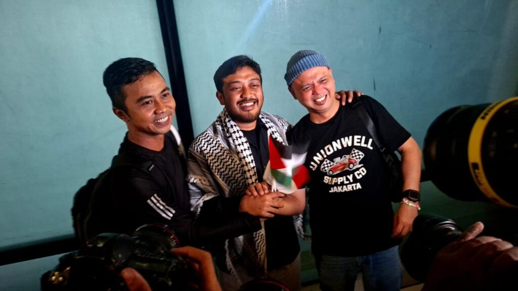 Jurnalis foto Republika, Thoudy Badai (tengah), didampingi Ketua Umum PFI Pusat Dwi Pambudo (Kiri) dan Ketua PFI Jakarta Hermann Zakaria(Kanan) saat tiba kembali di tanah air setelah berhasil dibebaskan dari penahanan militer Israel, Minggu (24/5/2026).