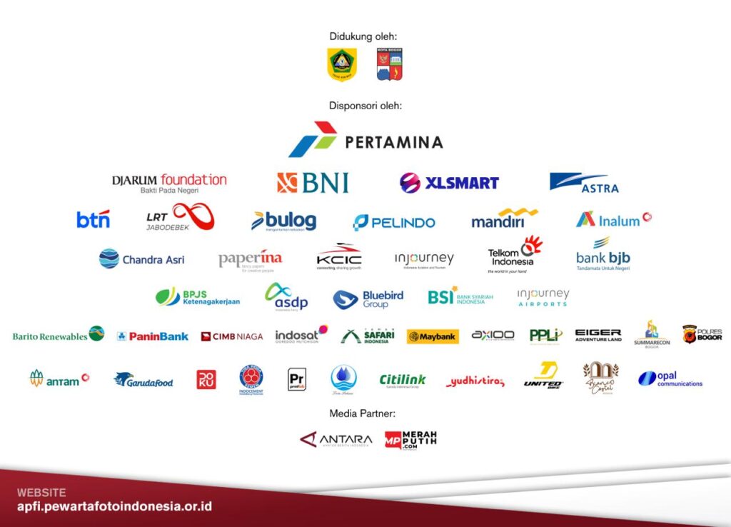 Poster digital berisi daftar lengkap logo mitra pendukung, sponsor korporasi, dan media partner resmi Anugerah Pewarta Foto Indonesia (APFI) 2026, dengan Pertamina sebagai sponsor utama di atas latar belakang putih bersih.