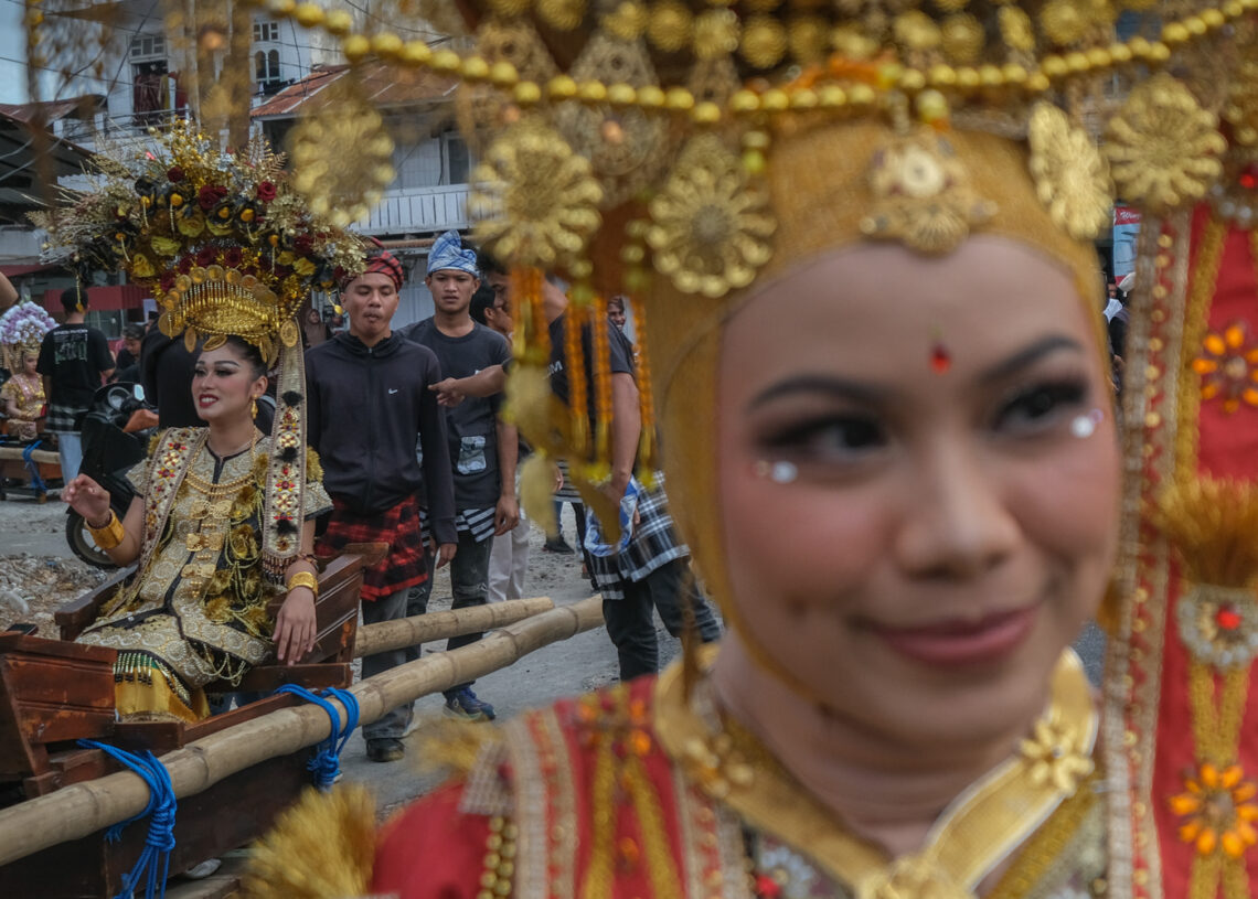 Dua remaja perempuan mengikuti tradisi budaya Kansoda'a saat Festival Wowine di Wakatobi, Sulawesi Tenggara