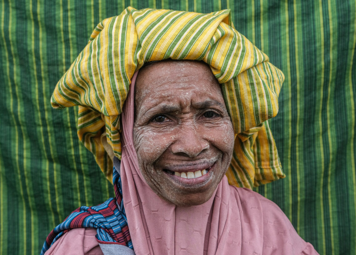 Wamuntia (50) salah seorang ibu rumah tangga yang mengikuti tradisi Hekente di Wakatobi, Sulawesi Tenggara